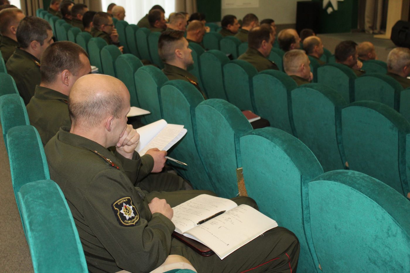 Узнали, по какому поводу сегодня в Дзержинском районе собрались военные  комиссары Минской области - DZR.BY