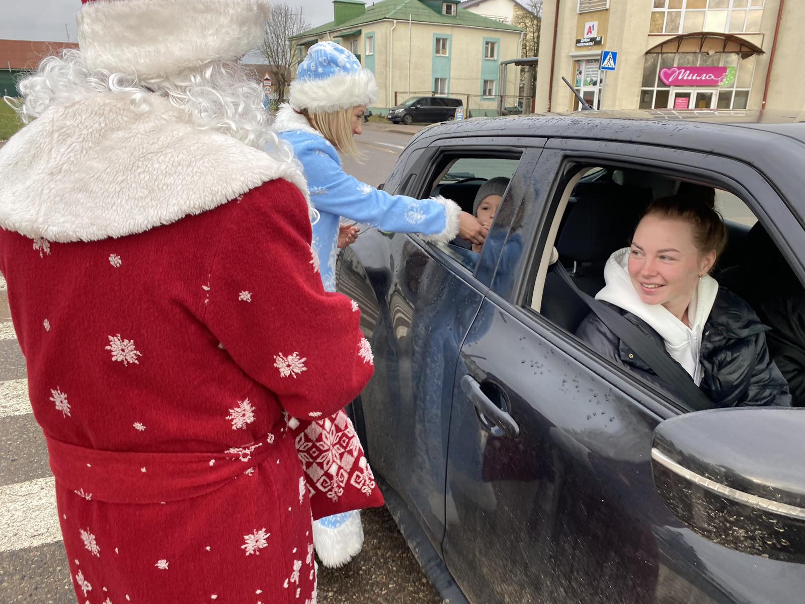 Дед Мороз и Снегурочка из дзержинской ГАИ приехали с поздравлениями в ...