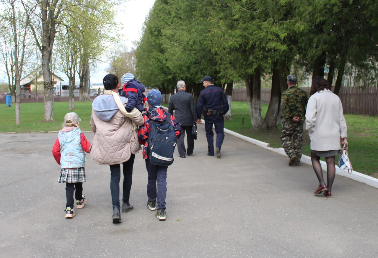 Пока не лишатся – не поймут. Еще у одной семьи отобрали детей из-за  пьянства родителей - DZR.BY