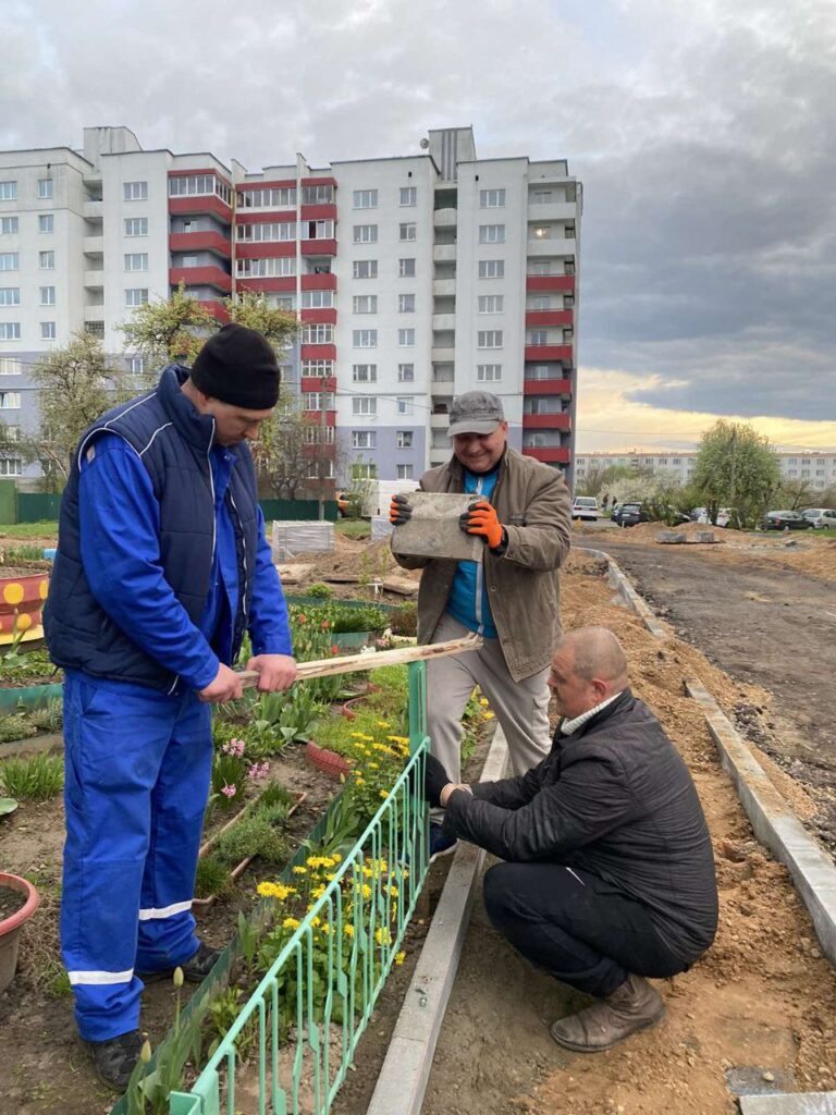 Срок - до 9 мая. Посмотрели, на каком этапе находится благоустройство двора  на Минской, 34 - DZR.BY