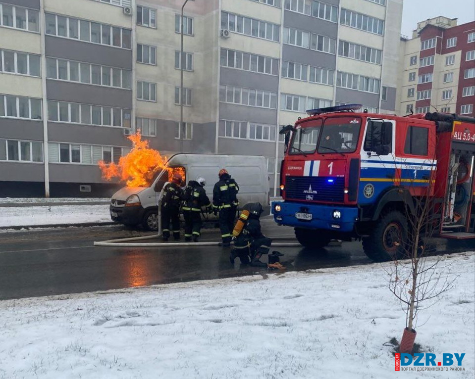 горит микроавтобус в Дзержинске