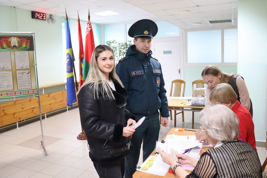 «Наш выбор – счастливое будущее». Сотрудники Дзержинского РОЧС участвуют в досрочном голосовании