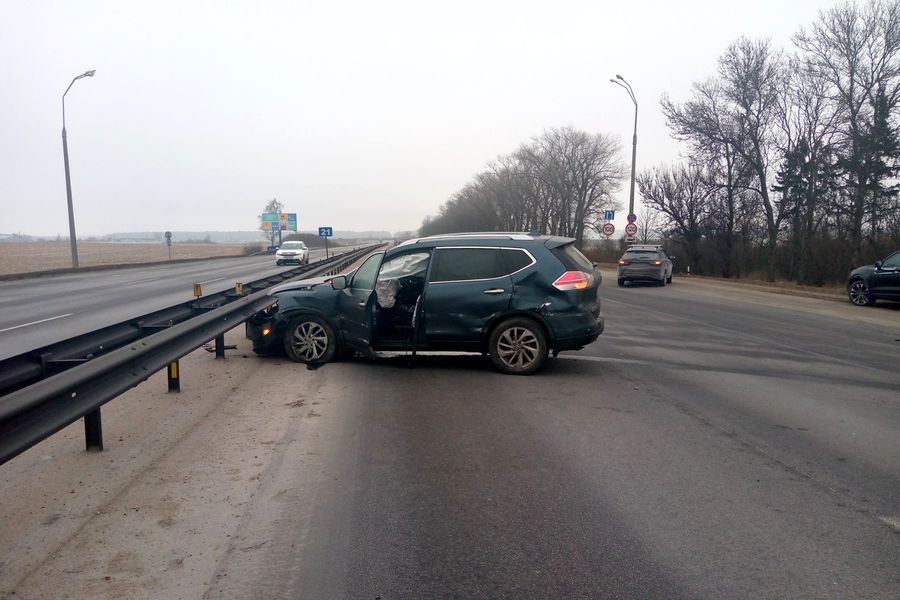 Водителю стало плохо: в районе Черкасс в ДТП попали фура и две легковушки