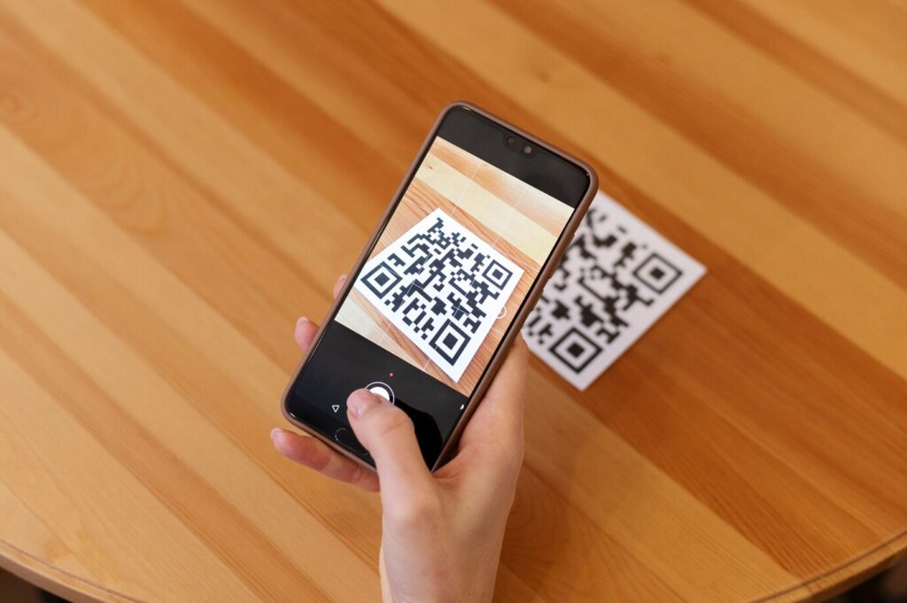 Мошенники создают фейковые чаты соседей с QR-кодами на подъездах