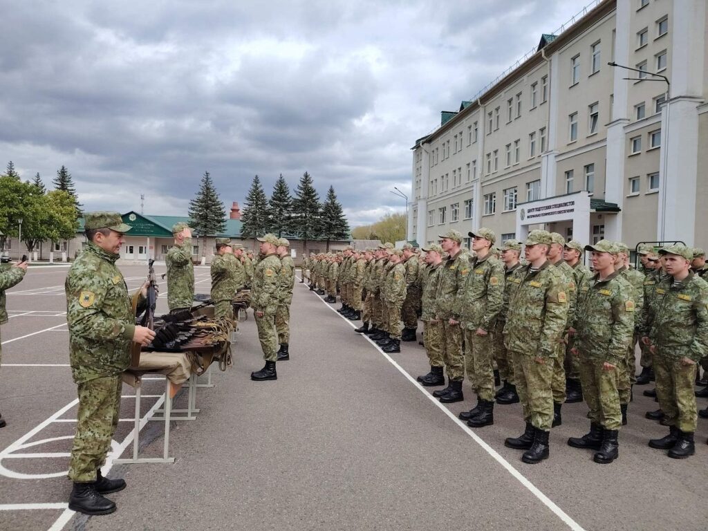 В в/ч 1463 состоялся ритуал вручения боевого оружия новому пополнению