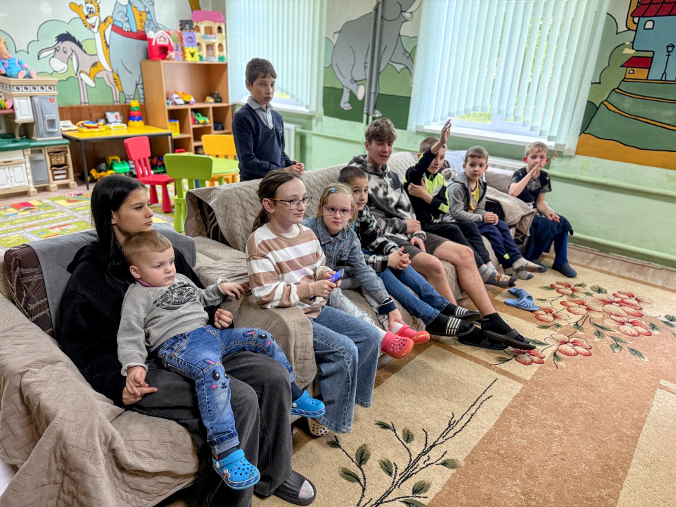 В преддверии Международного дня защиты детей меценаты приехали в Станьковский приют с подарками для воспитанников