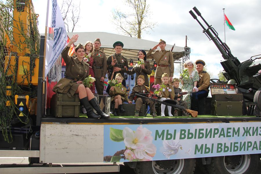 Капсула времени и торжественное шествие по центральной площади Дзержинска 9 мая. Большой фоторепортаж