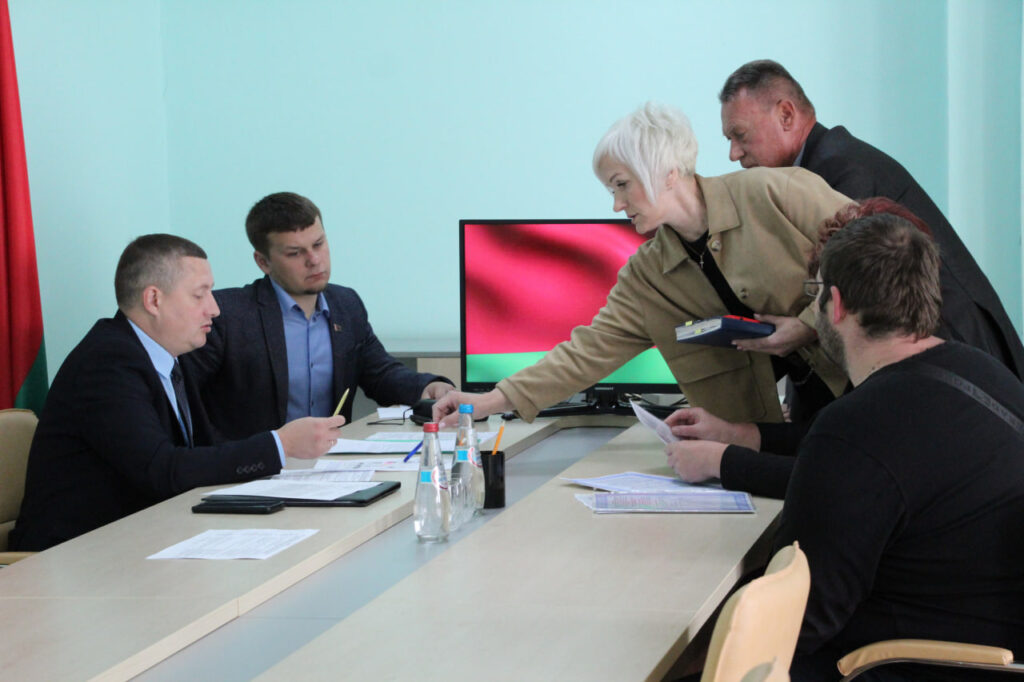 С какими вопросами обратились к главе района Максиму Лысенко дзержинцы