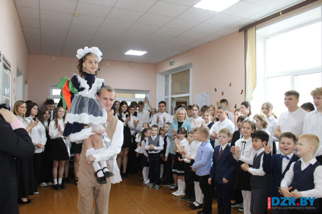 Праздник последнего звонка в средней школе 2 г. Дзержинска