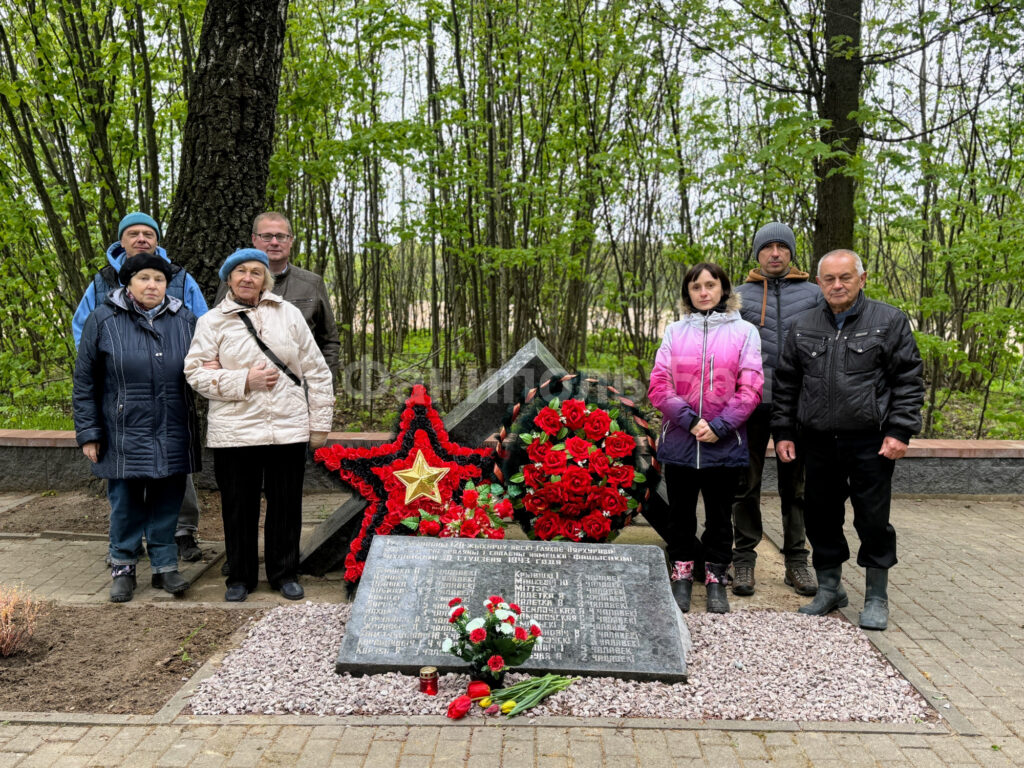 Родственники погибших в сожженной деревне Глухое Перхурово благоустроили мемориал, установленный на месте трагедии