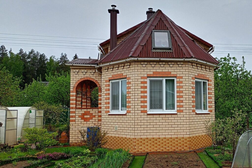 Мини-замок за $35 000 продают в Дзержинском районе