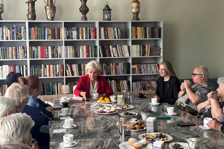 Благоустройство, проблемы пенсионеров, прием граждан — работа в округе парламентария Ирины Костевич