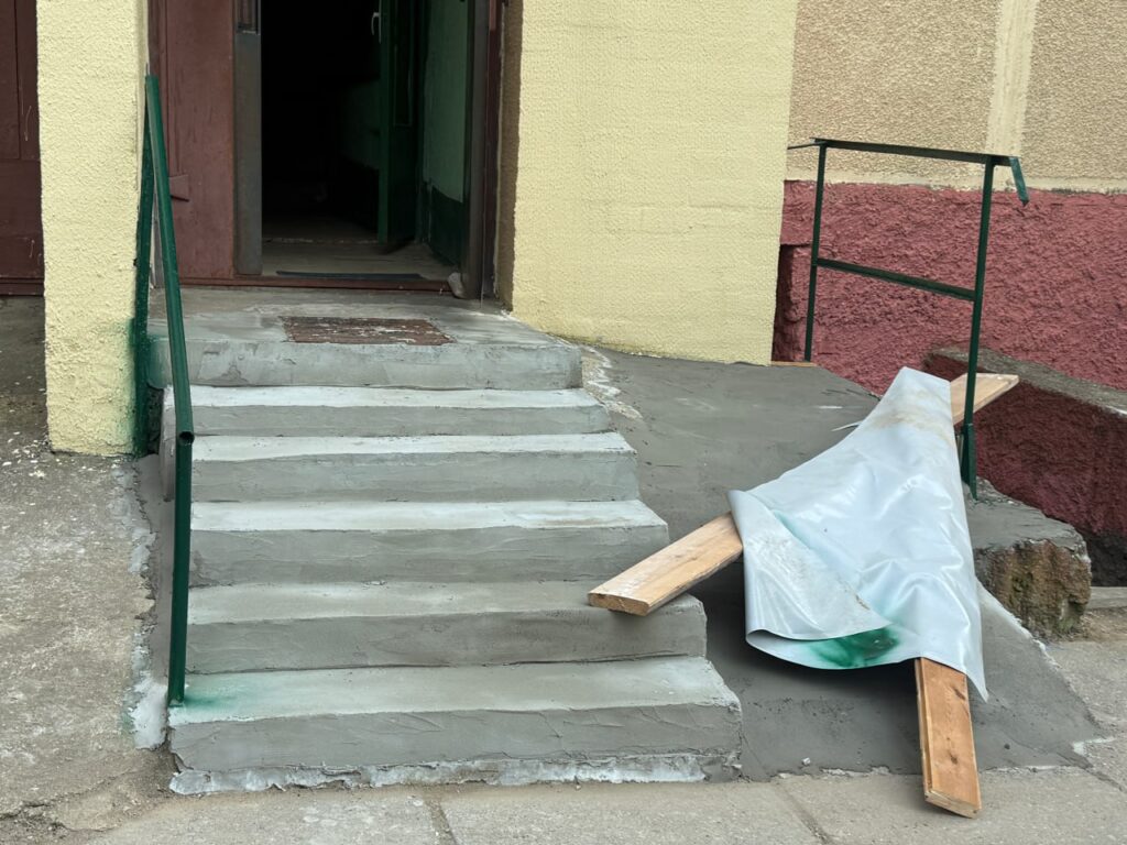 В Фаниполе отремонтировали проблемное крыльцо после обращения к депутату