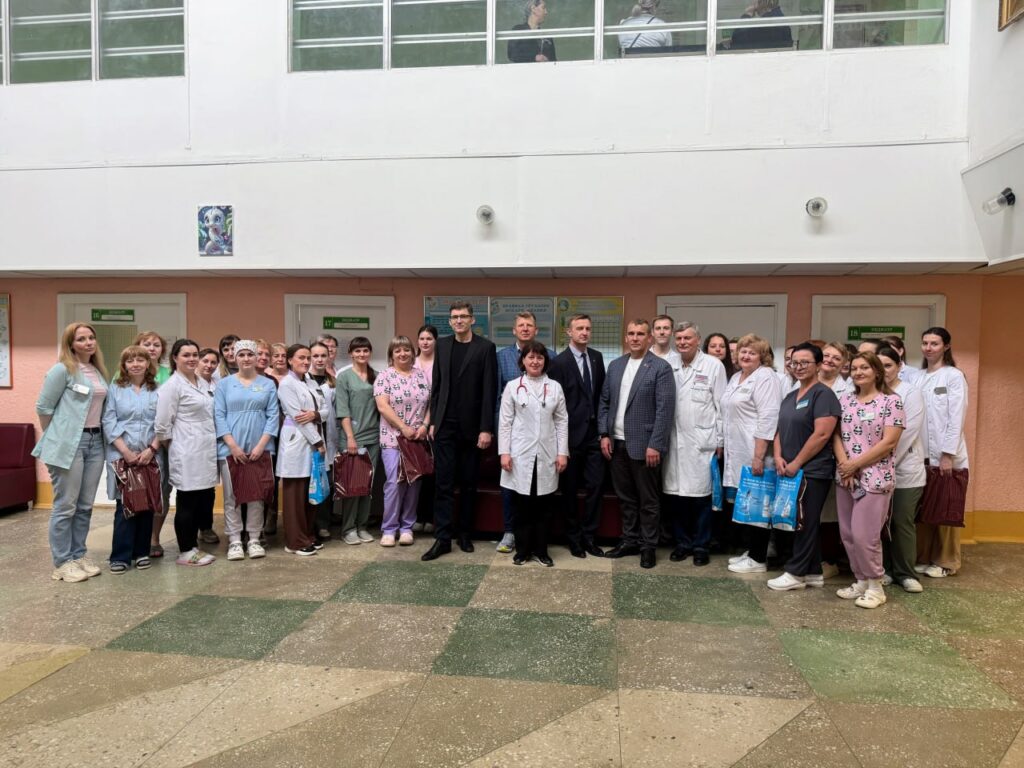 Спонсоры поздравили медиков Фанипольской поликлиники и Фрунзенской больницы с профессиональным праздником