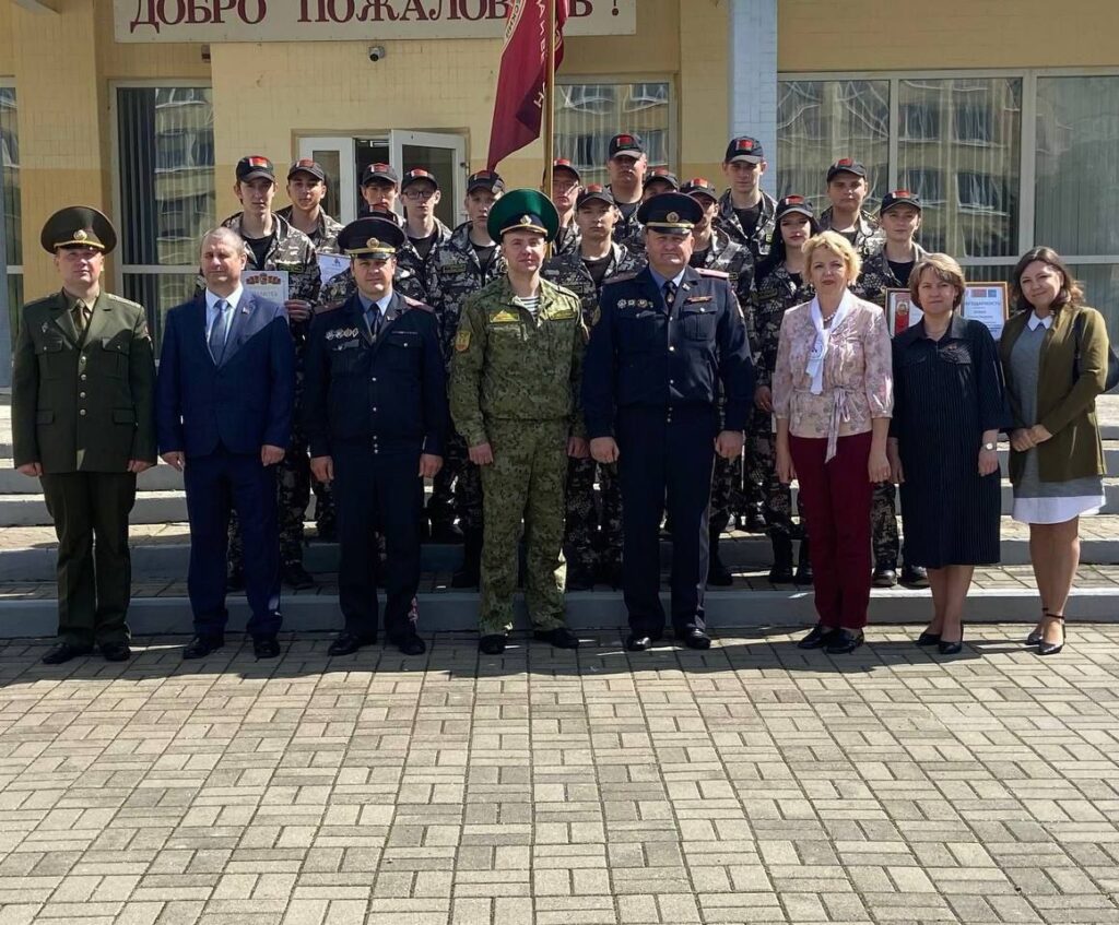 Первый секретарь Дзержинского РК ОО «БРСМ» вручила награды активным членам военно-патриотического клуба «На страже»