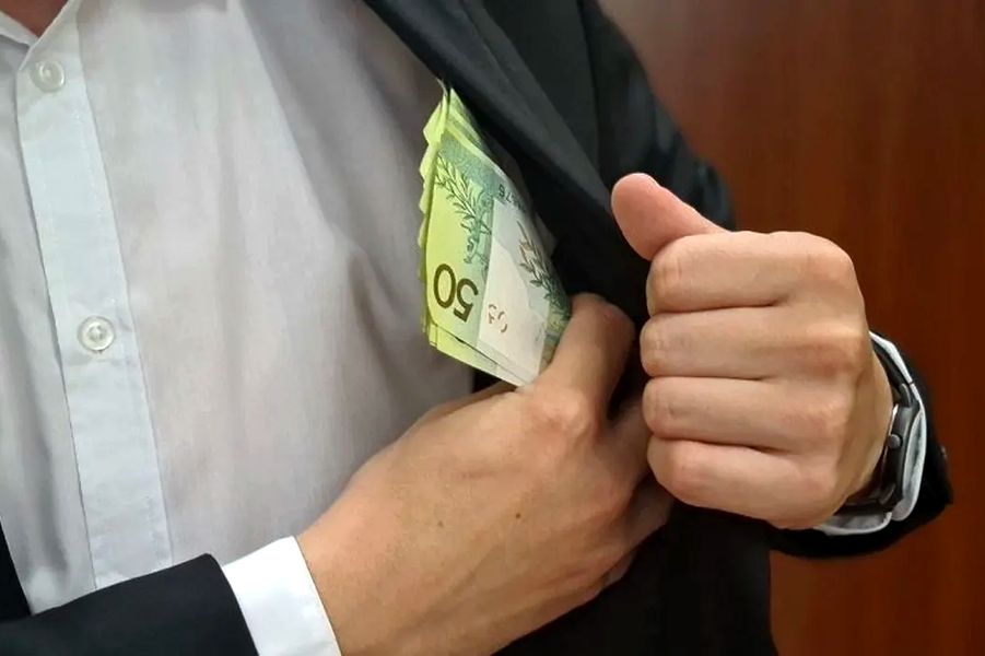 За взятку в 450 рублей жительница Дзержинска получила два с половиной года «химии» и штраф более 12 тысяч