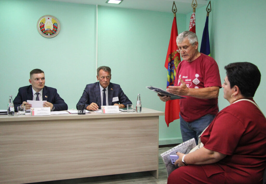 Председатель райисполкома провел выездной прием в Путчино: главные вопросы от жителей