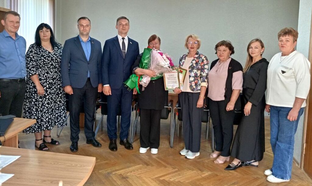Полвека в сельском хозяйстве. Валентина Павлович сегодня принимала поздравления от руководства Дзержинского района и профсоюзов