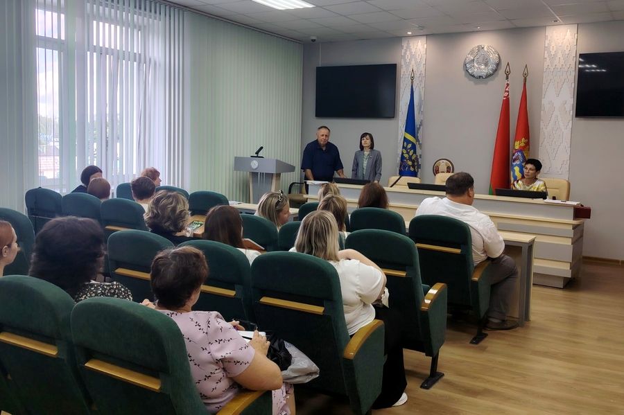 Широкий спектр вопросов соблюдения законодательства о труде рассмотрели в Дзержинском райисполкоме