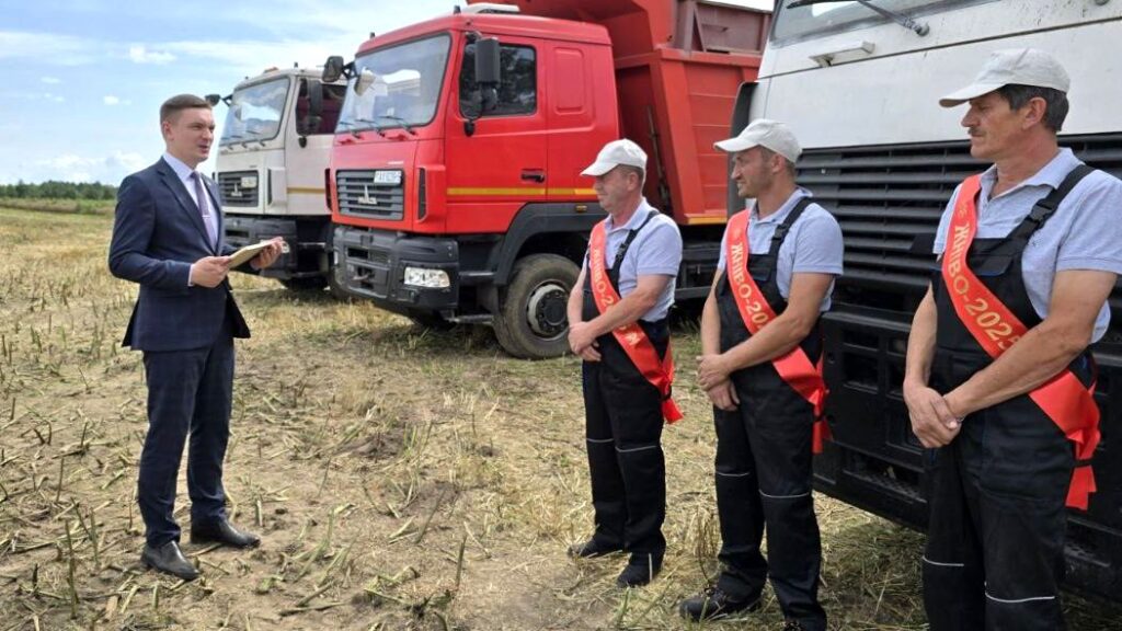 Руководство Дзержинского района сегодня поздравило сразу 6 водителей, перевезших по тысяче тонн зерна