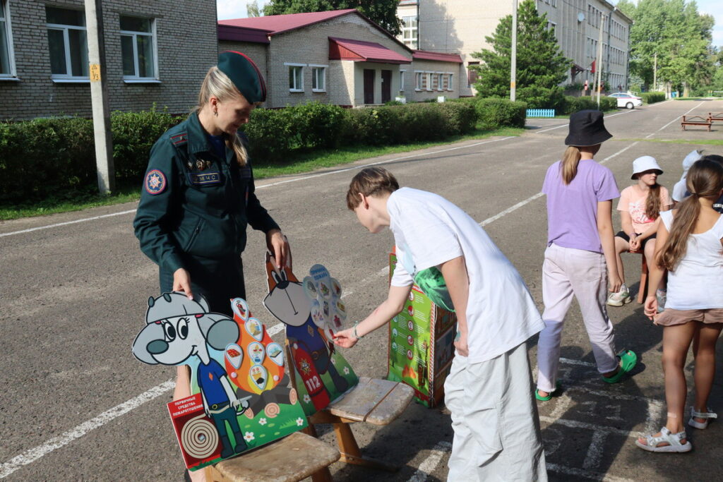 Сотрудники Дзержинского РОЧС поговорили с воспитанниками лагеря «Турист» о безопасности