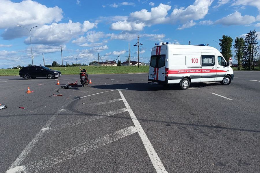 На перекрестке в Дзержинске «Опель» не пропустил мопед. Водитель мопеда в больнице