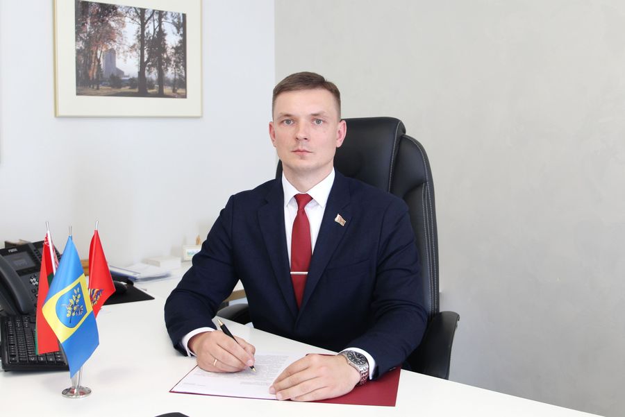 Глава Дзержинского района поздравил с праздником воинов-десантников и сил спецопераций