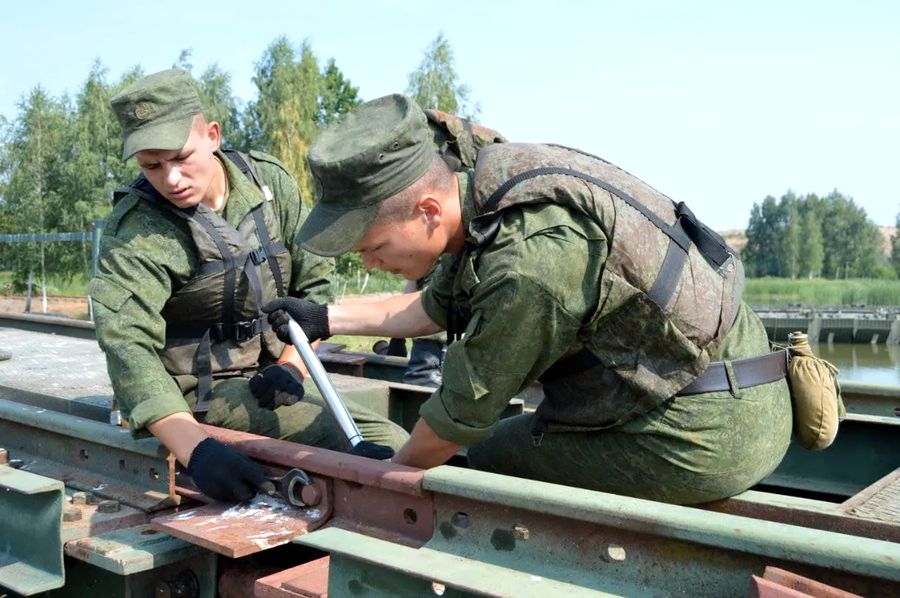 Председатель Дзержинского райисполкома поздравил военнослужащих и ветеранов железнодорожных войск с праздником