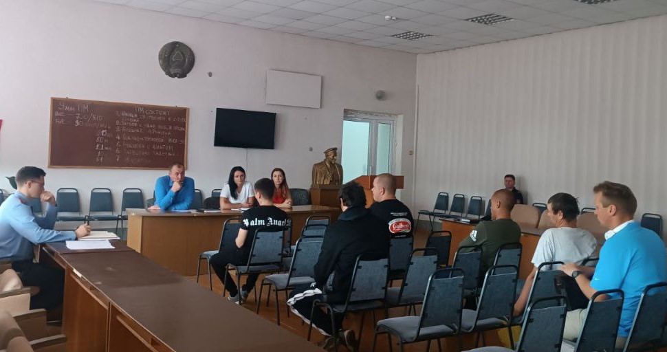«Дойдем до каждого». Начальник Дзержинского РОВД встретился с гражданами, не занятыми в экономике