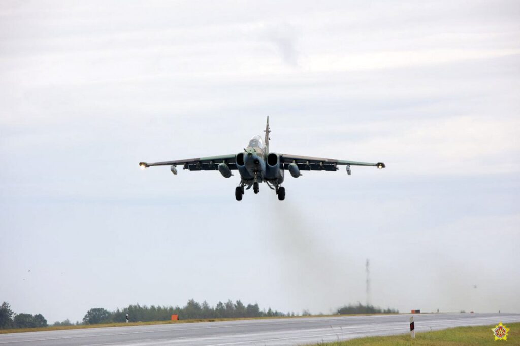 На учении «Запад-2025» военные самолеты посадили на автомобильную дорогу в Дзержинском районе