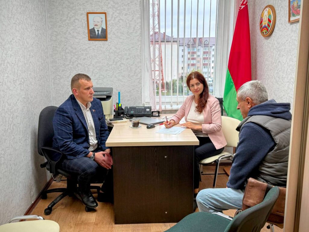 «Из стен свищет ветер»: жители Фаниполя пожаловались депутату на жизнь в доме, который 54 года не видел капремонта