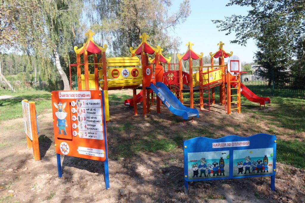 Детская площадка в стиле МЧС появилась в Скирмантовской средней школе
