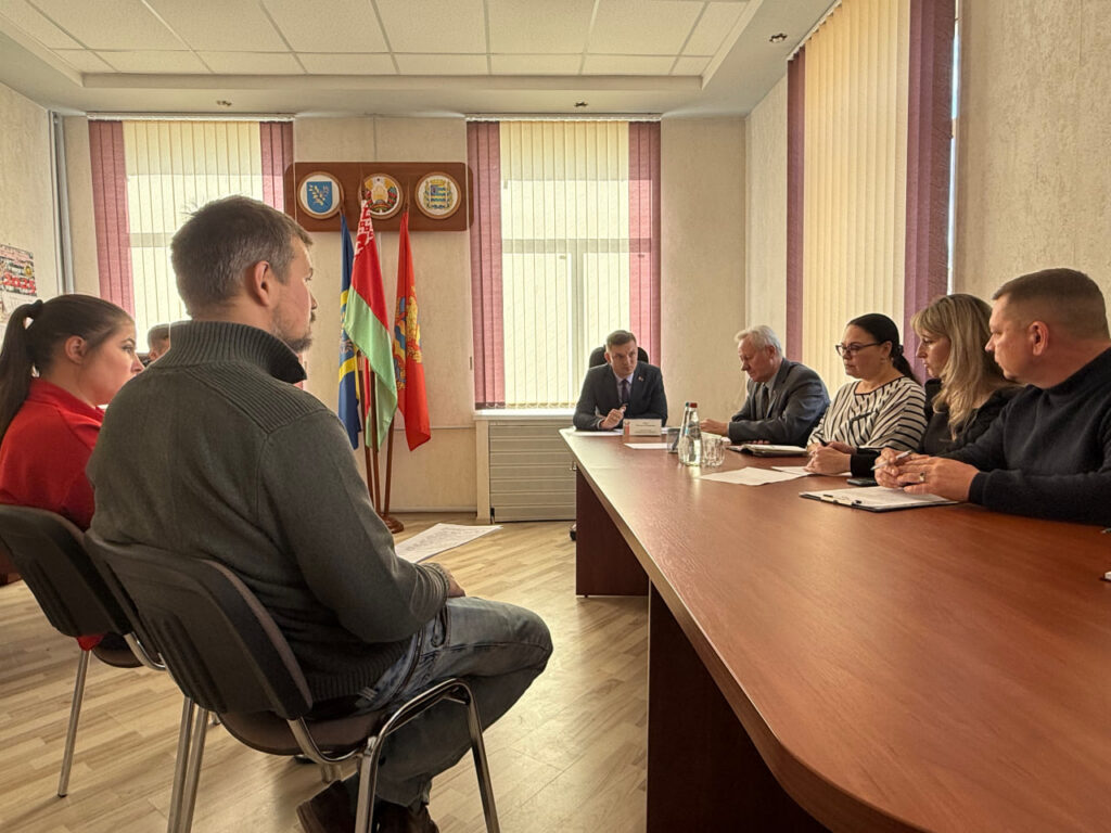Никита Реут провел прием граждан в Фанипольском сельсовете: от отопления до ремонта дорог