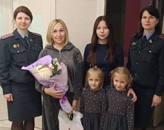 В Дзержинском РОВД поздравили сотрудниц-многодетных матерей