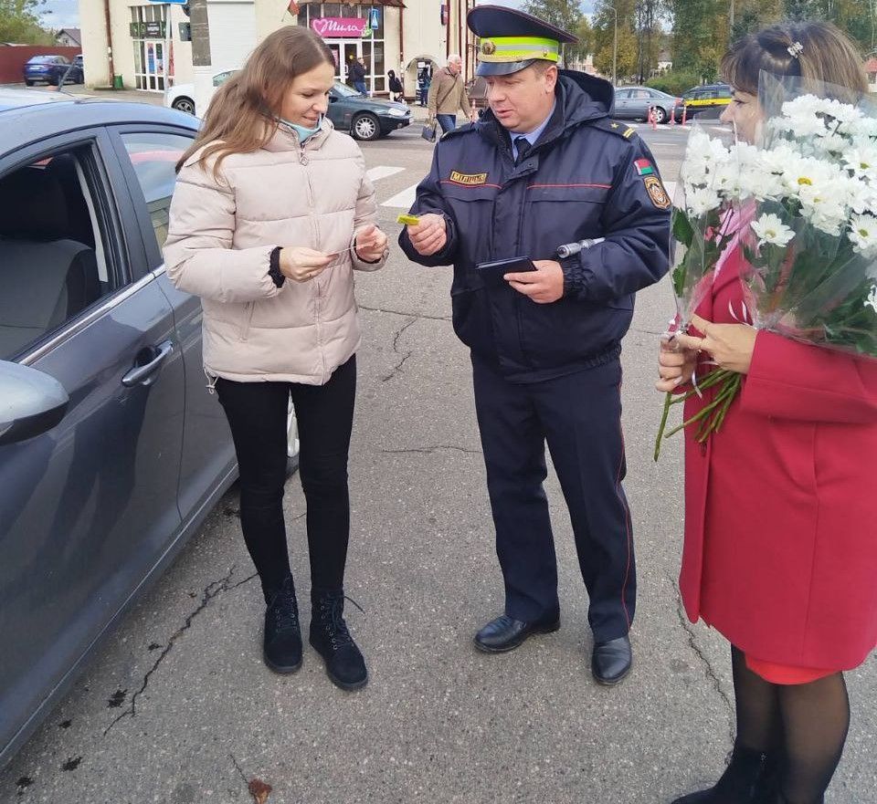 ГАИ и социальные работники поздравили дзержинских водителей в рамках Недели родительской любви