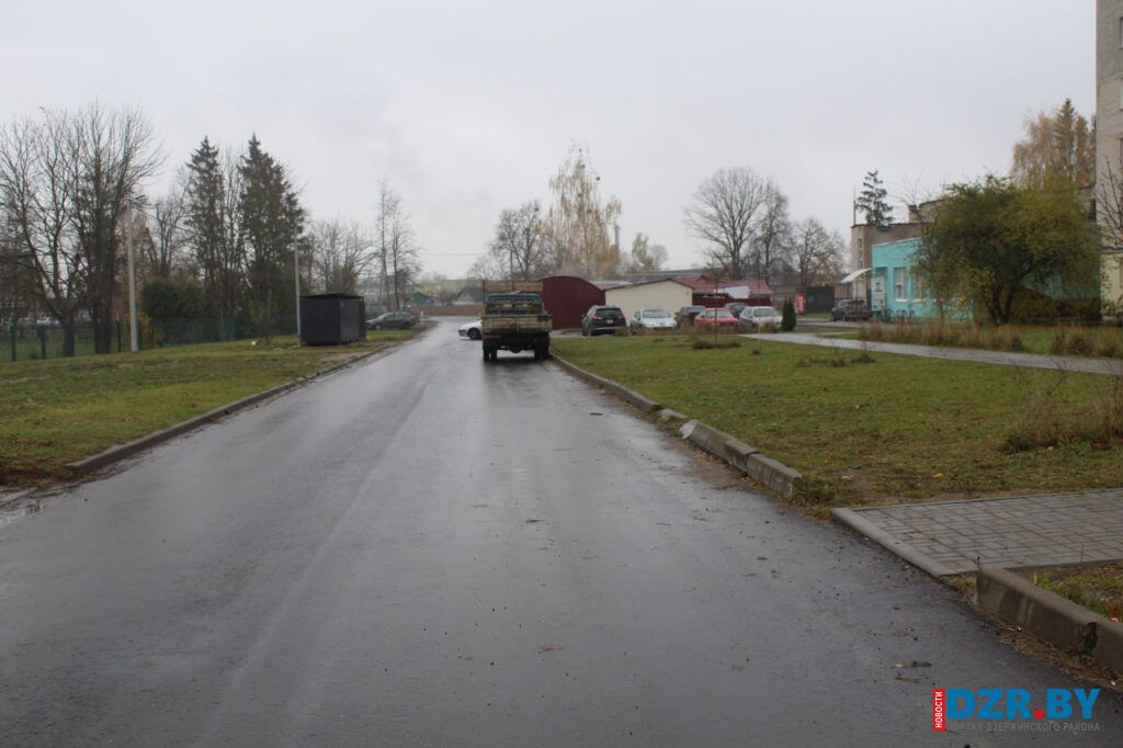 «Кто принял такую работу?» Насколько обоснована критика по поводу укладки бордюров и озеленения в поселке Энергетиков