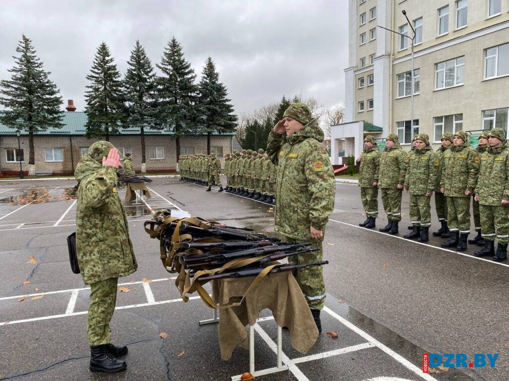 В войсковой части 1463 состоялся торжественный ритуал вручения оружия личному составу