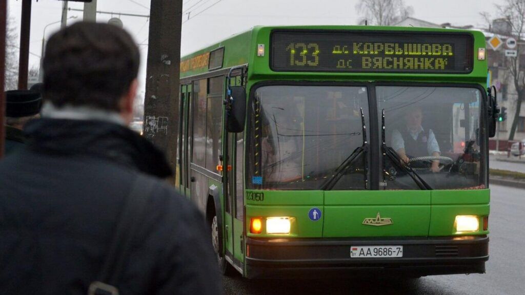 Стало известно, когда когда весь общественный транспорт Минска перейдет на оплату картой