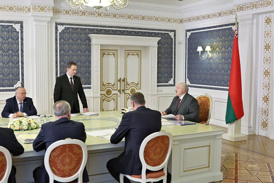 «Люди пытаются в час пик втиснуться в вонючую маршрутку»: Президент потребовал транспортной реформы