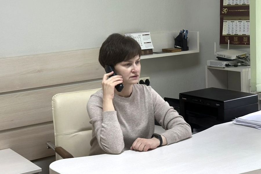 С вопросами наследования обратились дзержинцы к зампредседателя областной нотариальной палаты в ходе выездного приема и прямой линии