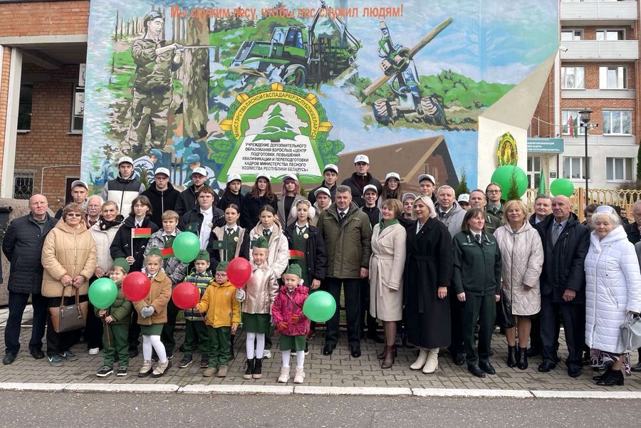 Юные лесоводы из Негорельской СШ-1 открыли мурал в Центре подготовки кадров Минлесхоза