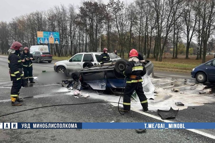В ДТП на трассе Минск-Дзержинск в районе Щомыслицы погиб водитель, чинивший свою машину на дороге