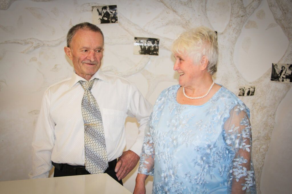 Золотая свадьба в Дзержинском ЗАГСе: семейная пара трогательно отметила 50 лет совместной жизни