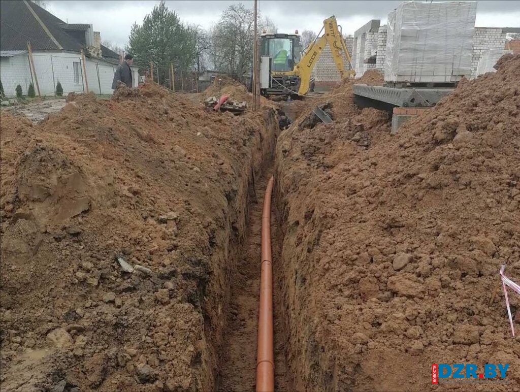 В д. Боровики начали прокладывать сети водоснабжения и канализации к новому многоквартирному дому