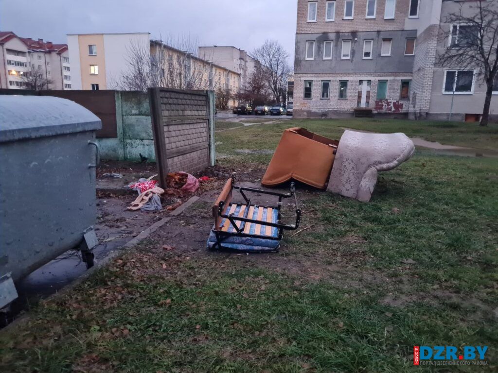 Контейнерную площадку ТКО на ул. Протасова снова превратили в свалку