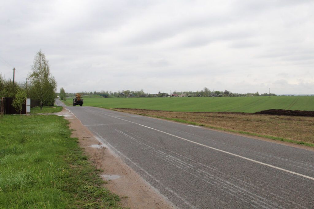 Подсыпку дорог и удаление аварийных деревьев провели в Дзержинском сельсовете