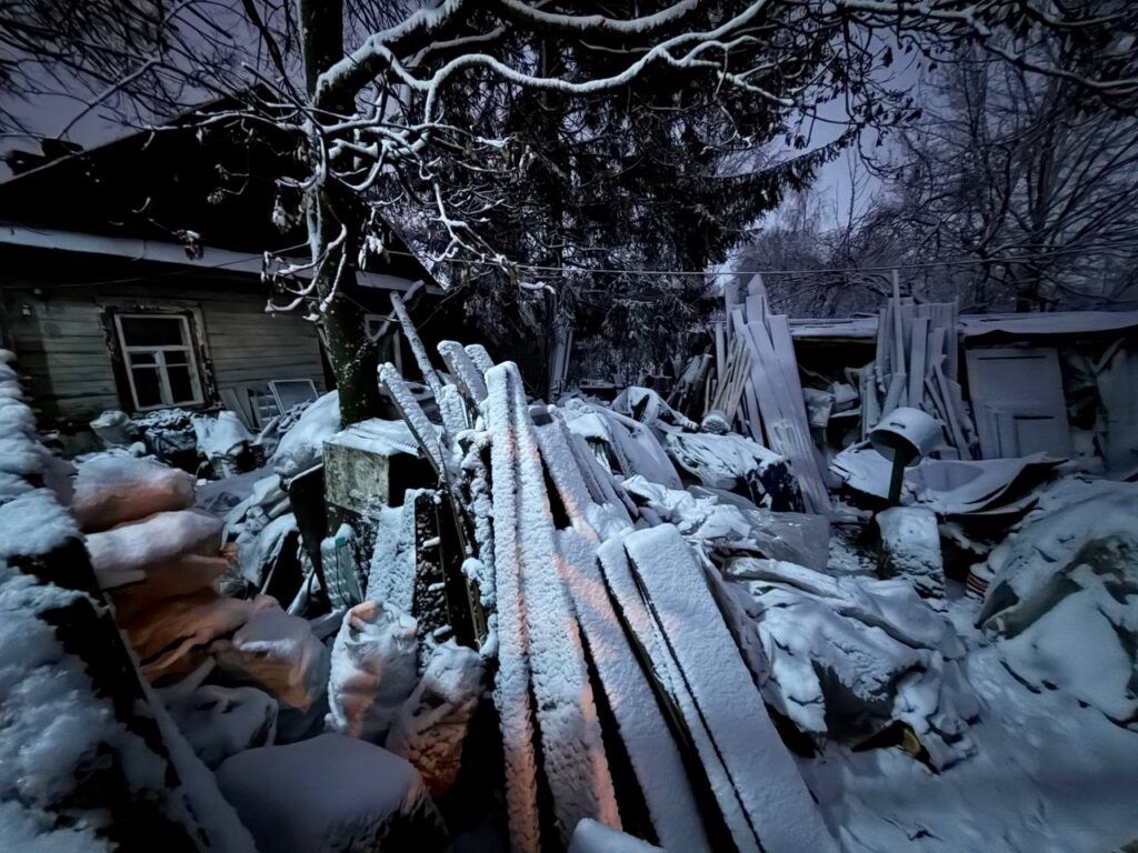 Частная территория или угроза для соседей: житель Фаниполя устроил свалку во дворе двухквартирного дома