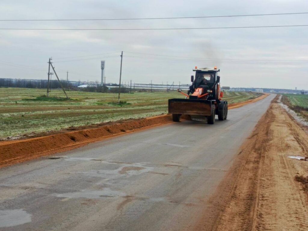 Ремонтное профилирование и обрезка: какие работы ведет ДРСУ-210 на дорогах района перед холодами