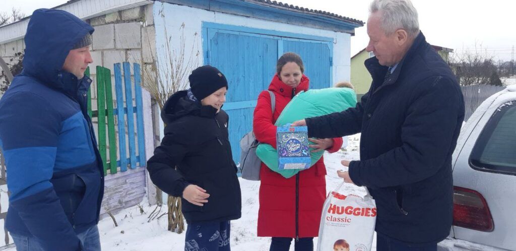 Двойной праздник. Председатель Фанипольского сельсовета поздравил молодую семью с рождением сына