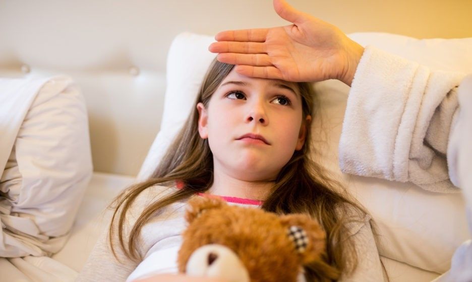 Мама в декрете заболела — кто берет больничный по уходу за ребенком?